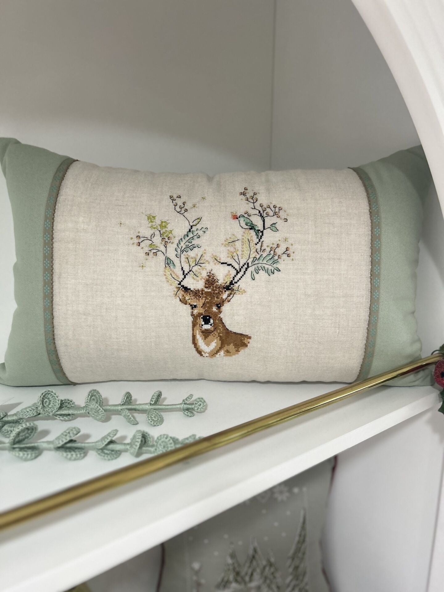 Geyik İşlemeli Kanaviçe Yastık