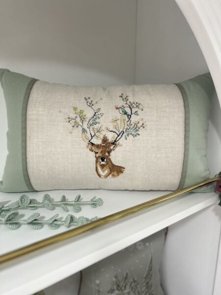 Geyik İşlemeli Kanaviçe Yastık