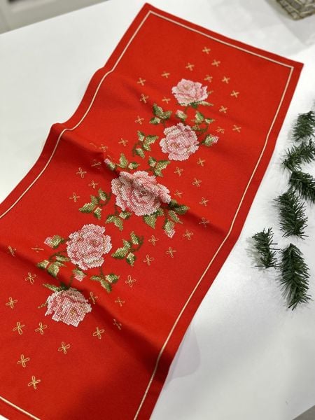 Kırmızı Gül Desenli Kanaviçe Runner