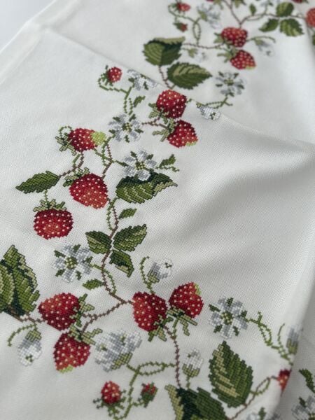 Çilek Modelli Mutfak Masa Örtüsü Kanaviçe Malzeme Kiti