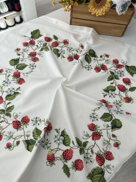 Çilek Modelli Mutfak Masa Örtüsü Kanaviçe Malzeme Kiti