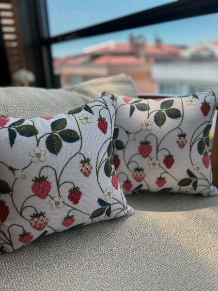 Çilek Desenli Kanaviçe İşlemeli Yastık Malzeme Kiti