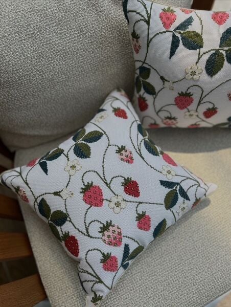 Çilek Desenli Kanaviçe İşlemeli Yastık Malzeme Kiti