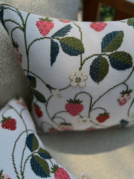 Çilek Desenli Kanaviçe İşlemeli Yastık Malzeme Kiti