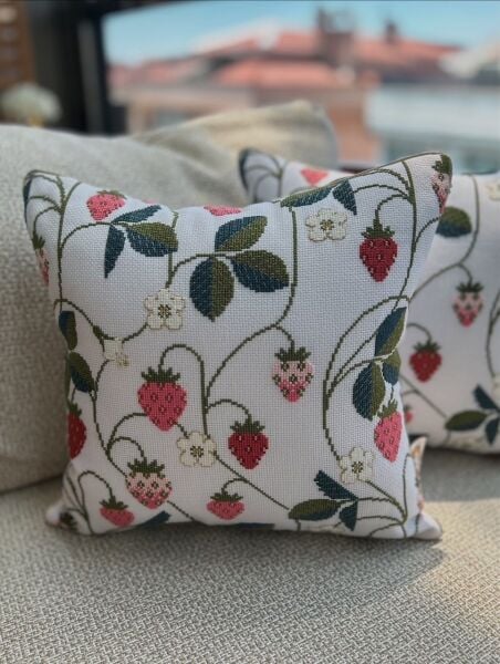 Çilek Desenli Kanaviçe İşlemeli Yastık Malzeme Kiti
