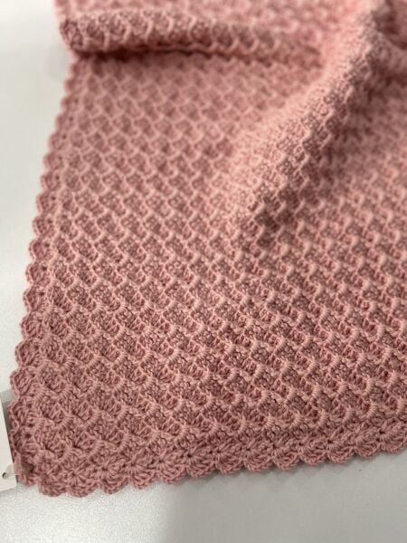 Pembe Desenli Örgü Battaniye