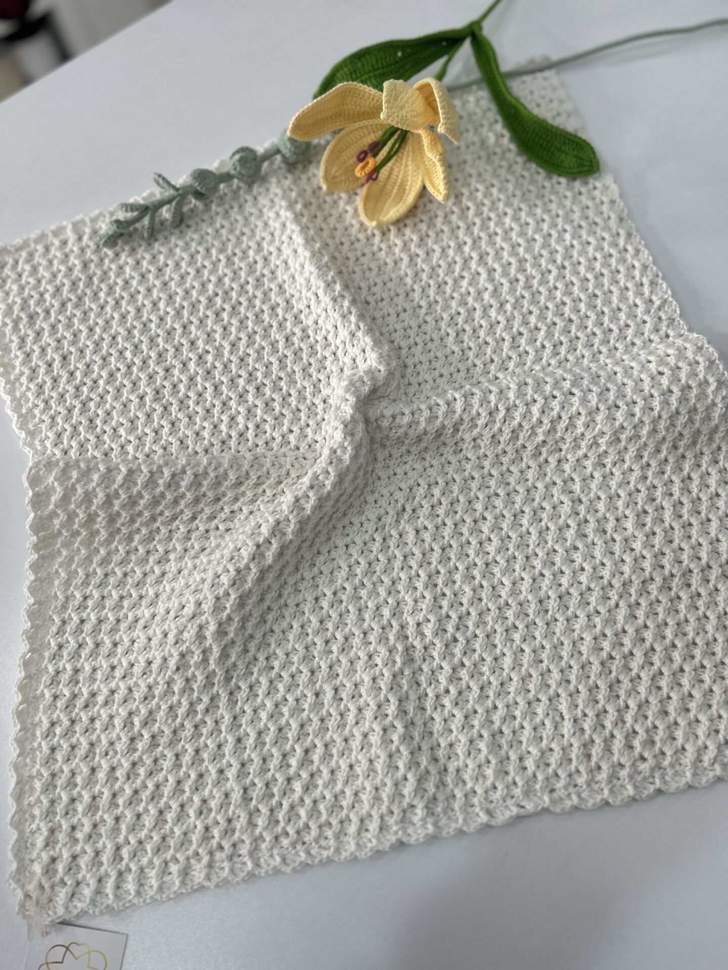 Düz Beyaz Desenli Örgü Battaniye