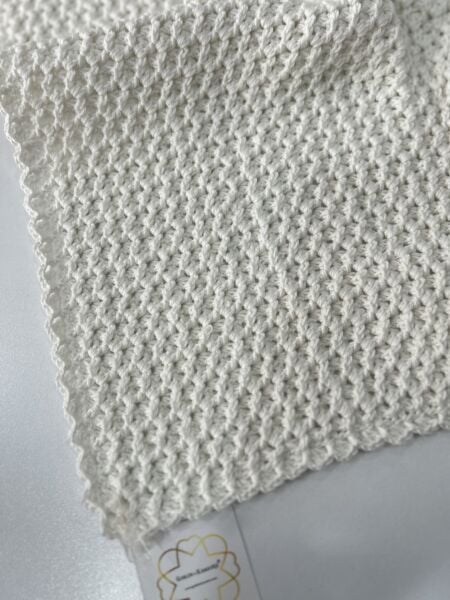 Düz Beyaz Desenli Örgü Battaniye