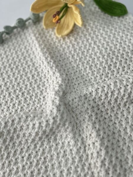 Düz Beyaz Desenli Örgü Battaniye