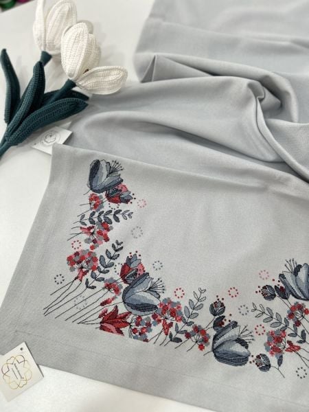 Gri Çiçek Desenli Kanaviçe Runner İşleme Kiti
