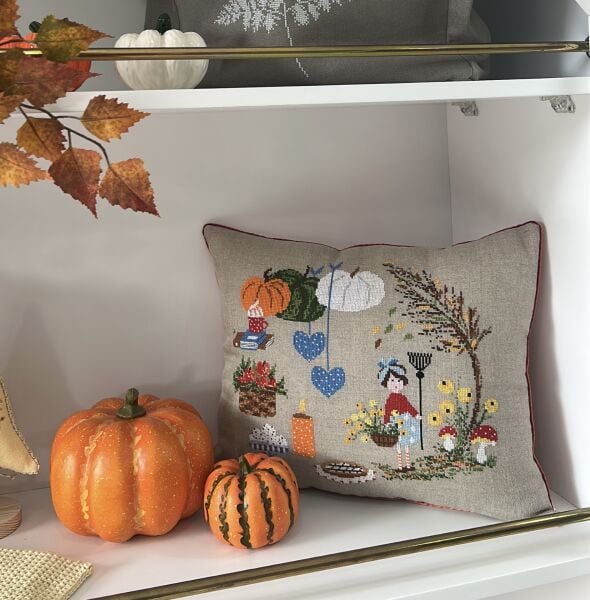 Süpürgeli Kız Kanaviçe Yastık